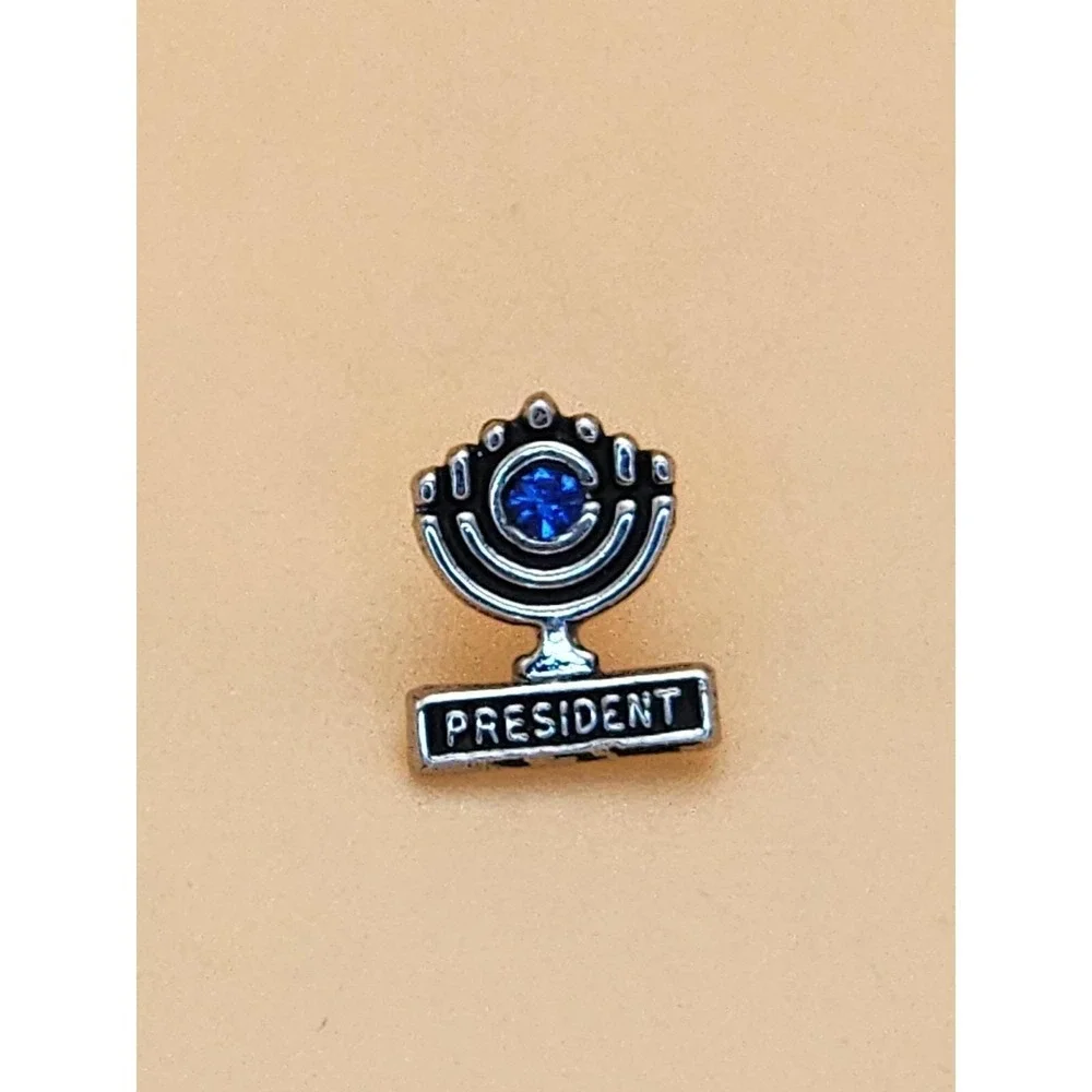 Vtg PRESIDENT 925 Sterling Silver Menorah Design Blue Center Stone Pin Brooch